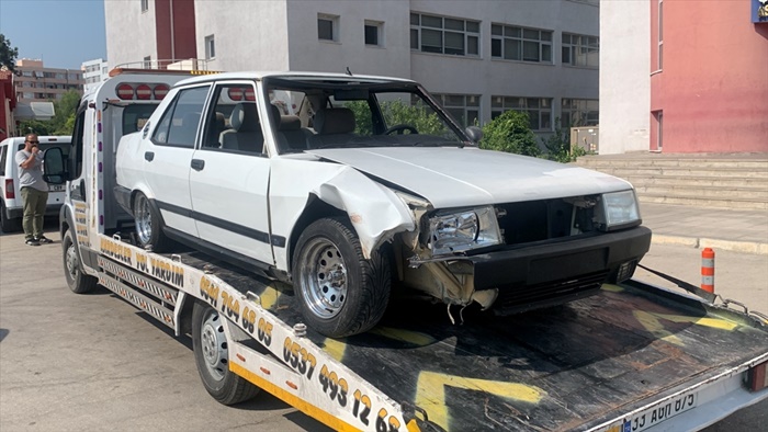 Adana'da otoyolda yarışan otomobil yol kenarındaki seyirciye çarptı