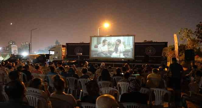 Yüreğir Belediyesi ‘Mahallede Sinema Günleri’ başladı.