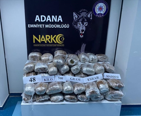 Adana'da 20 kilo 700 gram esrar bulunan minibüsün sürücüsü tutuklandı