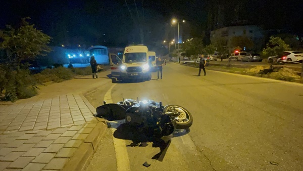 Adana’da devrilen motosikletteki iki kişi öldü