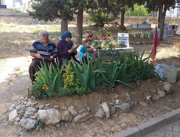 Adana'da ilik nakliyle yaşama tutunan Elif'ten, Bursa'daki donörünün mezarına ziyaret