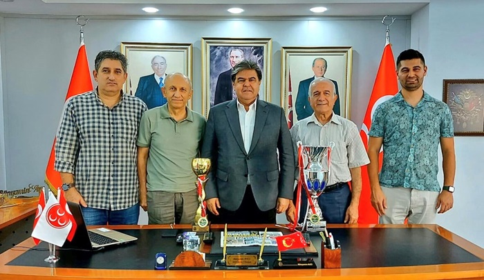 Çiltar Adana Masa Tenisi İhtisas Spor Kulübü Yönetimi iki şampiyonluk kupasıyla MHP Adana İl Başkanı Avcı'yı ziyaret et