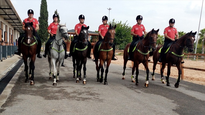 Adana'da atlı polisler toplumsal olaylara karşı tatbikat yaptı