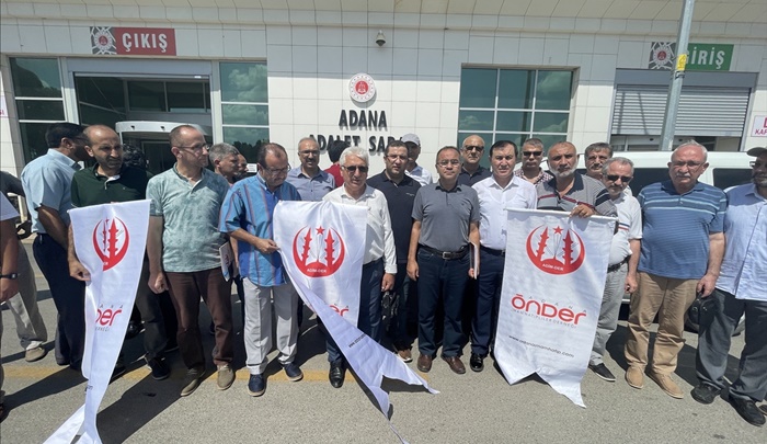 Adana ve çevre illerde şarkıcı Gülşen'in imam hatiplilerle ilgili sözlerine tepki