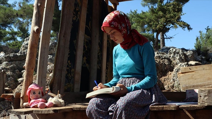 Akademisyen adayı Yörük kızı Elif kültürünü tanıtmak istiyor