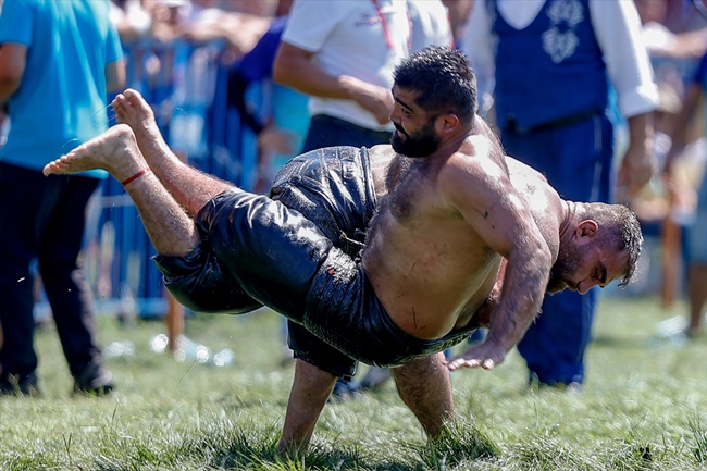 18. Geleneksel Bahçelievler Kocasinan Yağlı Güreşleri başladı