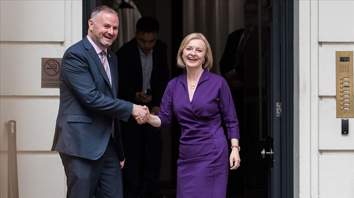 İngiltere'nin yeni "Demir Leydi"si Liz Truss, ülkenin 3. kadın başbakanı oldu