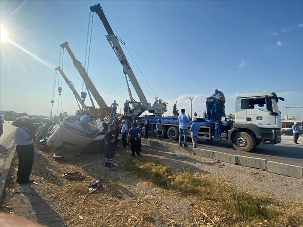 Adana’da 2 tır, 3 otomobil ve bir traktörün karıştığı kazada 3 kişi yaralandı