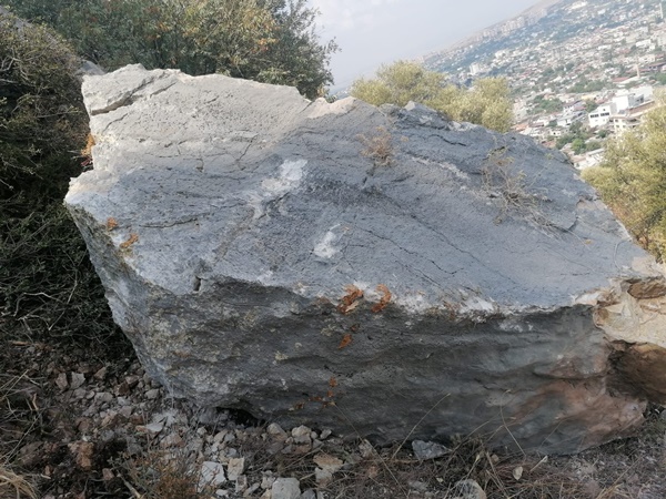 Kozan Kalesi'nde kopan kaya parçası korkuttu