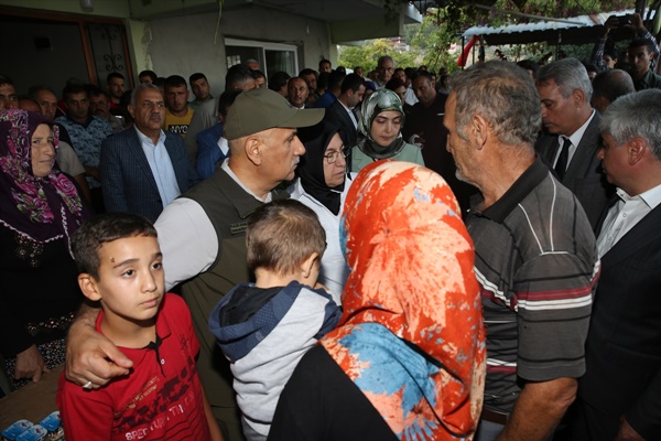 Bakan Kirişci, av koruma ve kontrol görevlisi Mehmet Ali Koşar'ın ailesini ziyaret etti