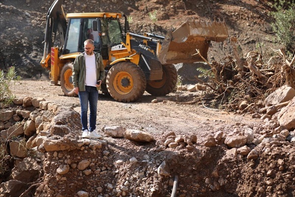 Adana'da heyelan nedeniyle mahalle yolu ulaşıma kapandı