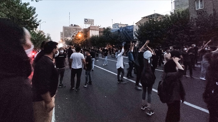 İran'da gözaltına alınan kadının ölmesi üzerine başlayan gösteriler sürüyor