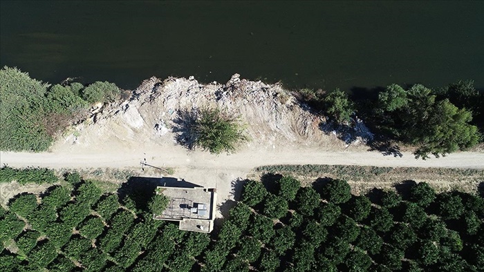 Seyhan Nehri kıyısında hafriyat ve atık kirliliği