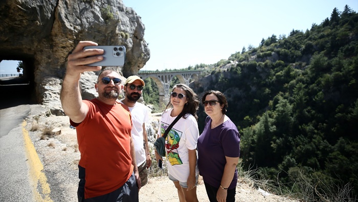 James Bond'un aksiyon sahnelerinin çekildiği tarihi köprü turizme katkı sağlıyor