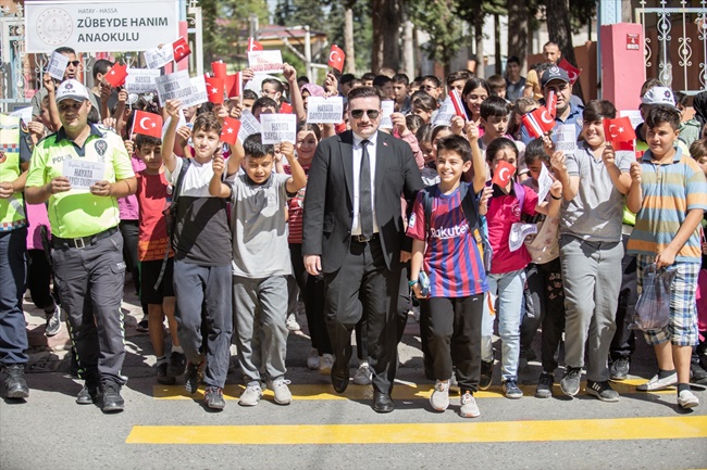 Adana, Mersin ve Hatay'da yaya geçitleri kırmızıya boyandı