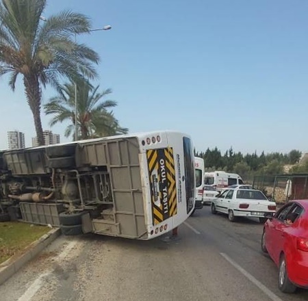 Servis aracı kaza yaptı, 14 öğrenci hafif yaralandı