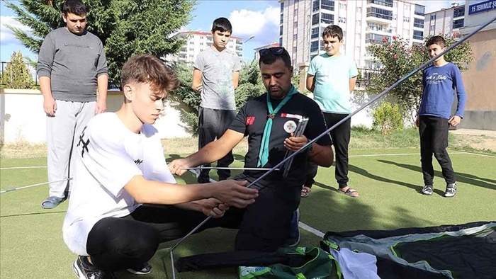 İzci imam gençlere doğa sevgisini aşılıyor