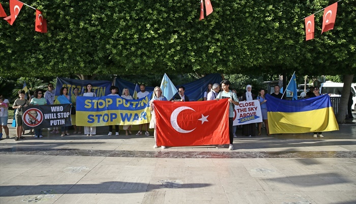 Adana'da yaşayan Ukraynalılar, Rusya'nın saldırılarına tepki gösterdi