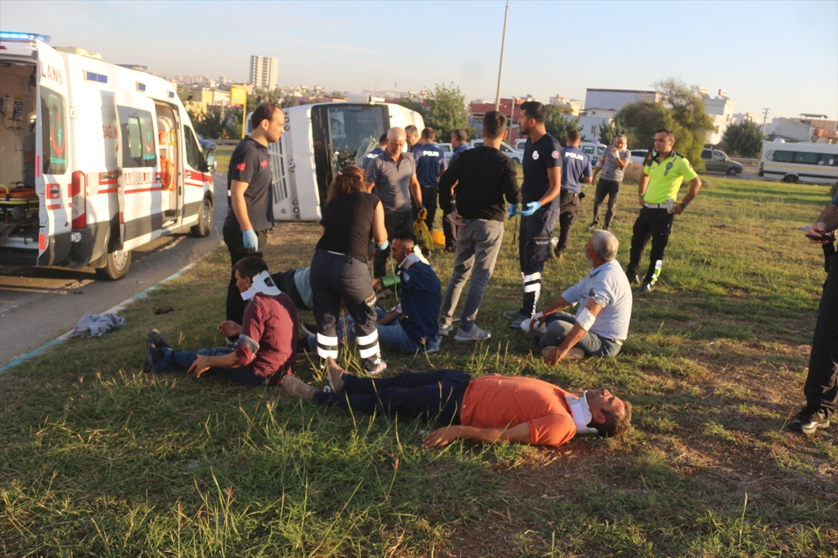 Adana'da işçi servisinin devrilmesi sonucu 15 kişi yaralandı