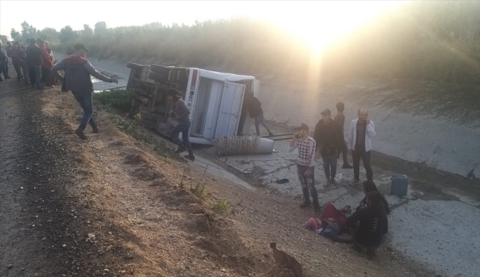 Adana'da sulama kanalına devrilen midibüsteki 12 kişi yaralandı