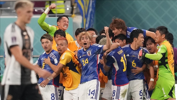 Japonya, Almanya'yı 2-1 yenerek sürpriz bir sonuca imza attı.