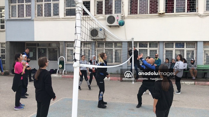 Adana'da polis, öğrencilerle voleybol oynadı ve kitap okudu