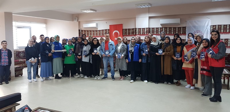 Üniversite  Öğrencileri Adana Gençlik Merkezi’nde Şiir Okudu