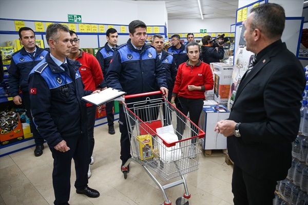 Şikayet üzerine denetlenen zincir markette tarihi geçmiş 13 ürün bulundu