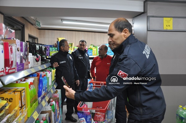 Mersin'de tarihi geçmiş 12 ürün bulunan zincir marketin şubesine para cezası