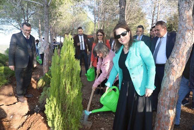 Rektör Tuncel, akademik/idari personel ve öğrencilerle birlikte mazıları toprakla buluşturdu.