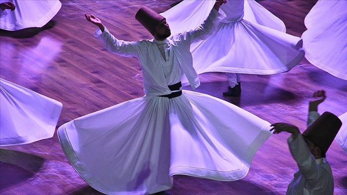 Mevlana dünyanın farklı yerlerinden gelen turistleri Konya'da bir araya getiriyor