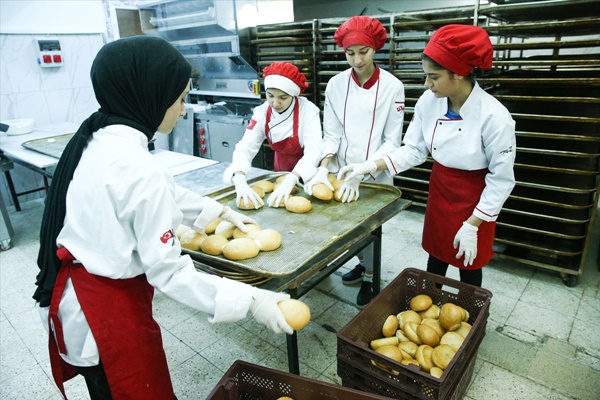 Adana'da öğretmenevi ve pansiyonlu okulların ekmeği meslek liselilerinden