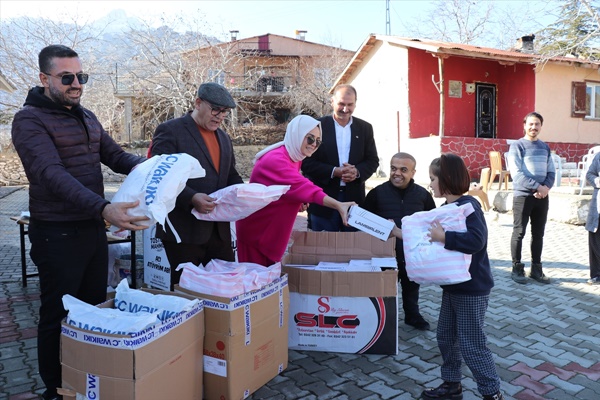 Pozantı'da ilkokul öğrencilerine kıyafet yardımı