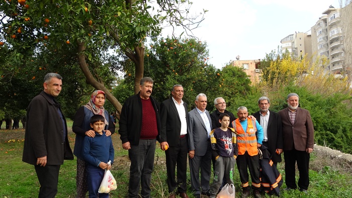 Kozan'da belediye ücretsiz narenciye dağıttı