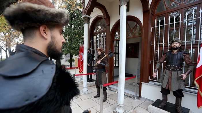 Ecdada saygı için Osman Gazi Türbesi'nde gün boyu nöbet tutuyorlar