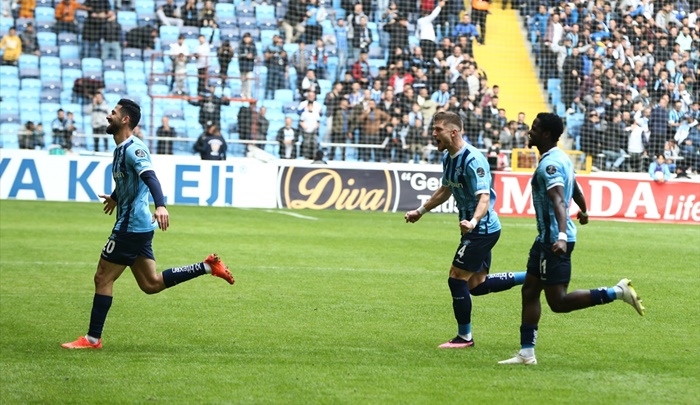 Adana Demirspor, VavaCars Fatih Karagümrük karşısında ilk yarıyı 2-1 önde tamamladı.