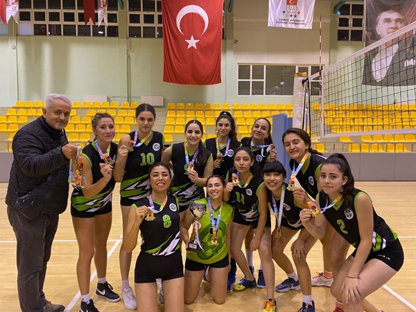 Çukurova Üniversitesi Voleybol Kadın ve Futbol Erkek Öğrenci Takımlarının Büyük Başarısı