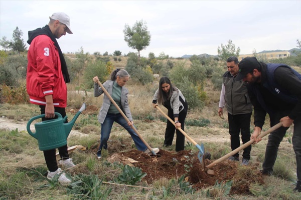 Adana'da fidanlar toprakla buluştu