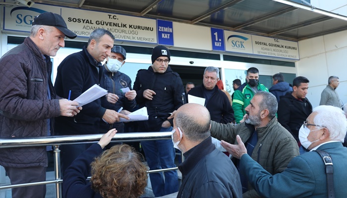 Adana ve çevre illerde EYT'li vatandaşlar SGK önlerinde yoğunluk oluşturdu