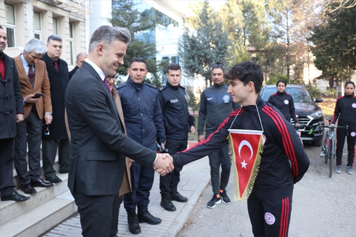 Pozantı'da bisiklet sporcuları, teslim aldıkları Türk bayrağıyla yola çıktı