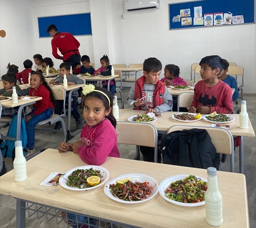 Adana'da METİP projesi kapsamında 140 öğrenci ve ailesine yemek dağıtıldı