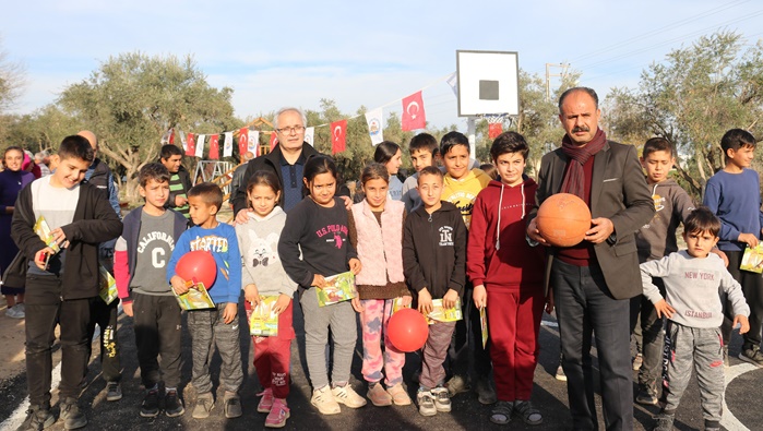 Çocuklar, parklarını yapan başkanı bayraklarla karşıladı