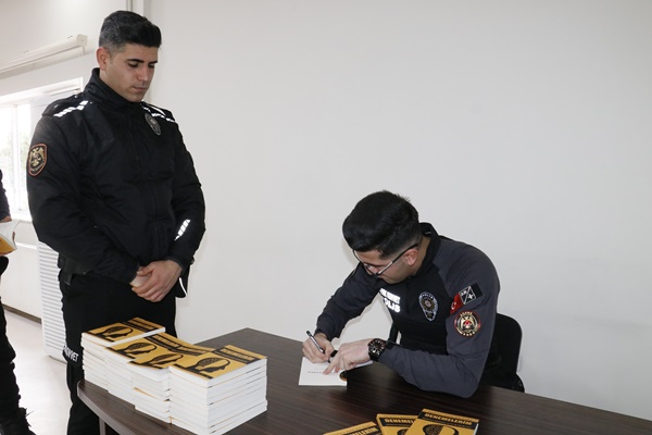 Genç polis memuru kitap yazdı, gelirinin bir kısmını şehit ailelerine bağışladı