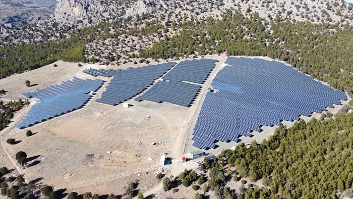 Adana’nın güneşini enerjiye dönüştürdü, üretimine destek sağladı