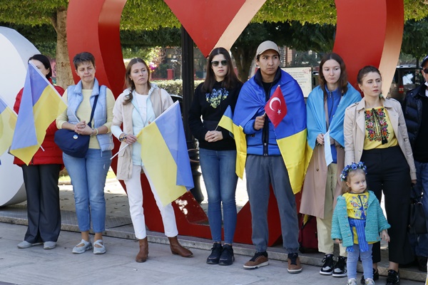 Adana'da yaşayan Ukraynalılar, ülkelerinin "Birlik Günü"nü kutladı