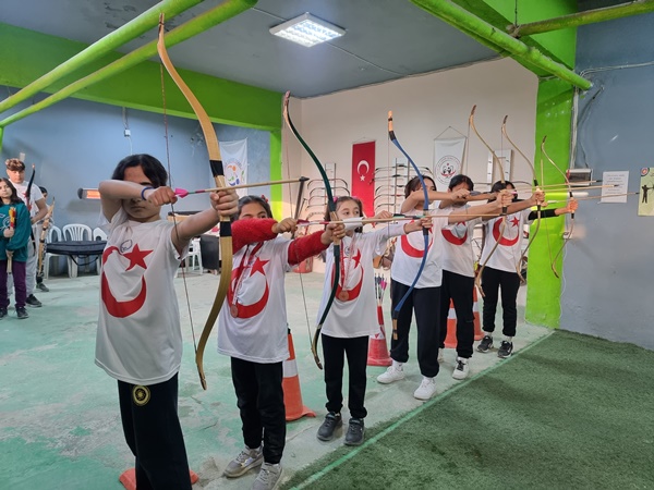 Okçuluk sporuna ilgi arttı, gençler hedeflerini 12’den vuruyor