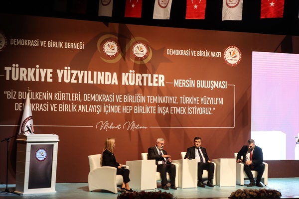 Mersin'de "Türkiye Yüzyılı'nda Kürtler Paneli" düzenlendi