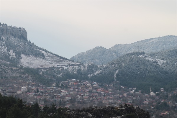 Adana ve Mersin'in yüksek kesimlerinde kar yağışı etkili oluyor