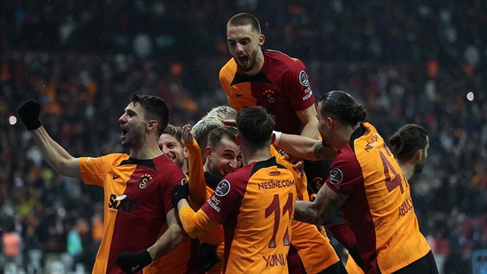 Galatasaray, sahasında Trabzonspor’u 2-1 yendi.