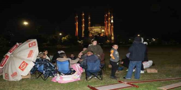 Adana'da vatandaşlar geceyi park ve bahçelerde geçiriyor